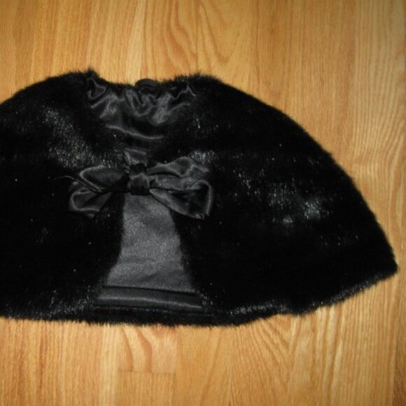 GIRL'S SIZE XS (2 - 4) BLACK FAUX FUR CAPE, CHIRISTMAS, HOLIDAY CAPELET, PARTY - Picture 3 of 8